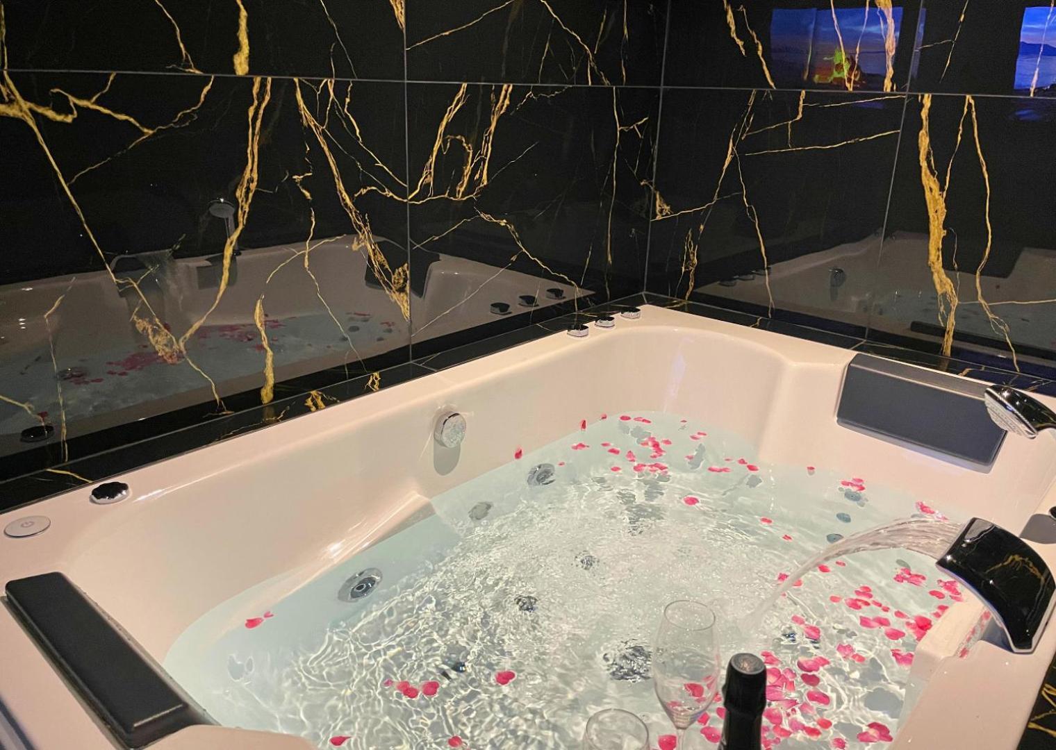 Sejour Detente A Saint-Omer - Jacuzzi Prive, Terrasse, Centre-Ville Et Parking Gratuit Extérieur photo